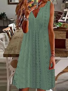 2024 European and American plus size womens summer product wispy jacquard Vneck sleeveless loose solid color dress 240412