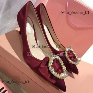 Miui Yeni Mui Mui Güneş Gözlüğü Elbise Ayakkabı Kadınlar Ağ Kırmızı Elmas Göstergeli İnci Toka Sığ Yeni Stil Mui Mui Sinlu İnce Topuk Düz Topuk Sandalları 617