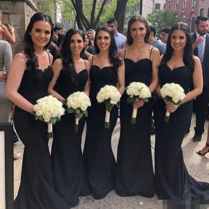 Vestidos elegantes de dama de honra de sereia preta com tiras de espaguete de renda com o trem de varredura de renda feita de desgaste formal da festa da noite