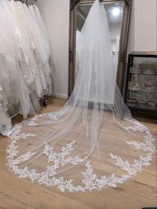 Catedral Comprimento dos véus de noiva Apliques de renda luxuosos TULLO TULLO VEIL VEIL IVORY BRANCO COLOR ACESSÓRIOS DO CASAMENTO