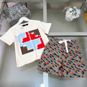 Populära babybanor barndräkt barn designer kläder storlek 100-150 cm färgglada bokstäver logotyptryck pojkar t-shirts och shorts 24 aprril