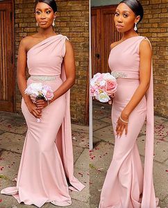 Afrikansk plus -storlek rosa brudtärna klänningar med tåg en axel ruched veck hembiträde