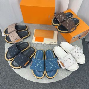 Designer tofflor glider pool kudde plattform sandaler klassiska märke sommarstrand utomhus scuffs casual skor präglade mjuka plattskor storlek 35-45