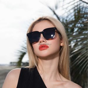 2024 Nuovi occhiali da sole per le donne con telaio di fascia alta che mostrano un viso piccolo che guida gli occhiali all'estero