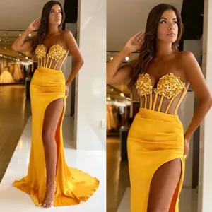 Sexig gul sjöjungfru prom klänning paljetter älskling kvällsklänningar eleganta delade illusion bodice klänningar för speciellt tillfälle