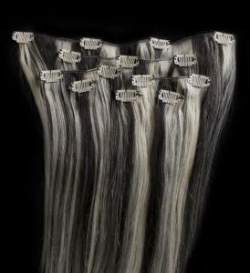 エクステンションのトレンディな灰色と銀のハイライト黒い髪のシームレスクリップ