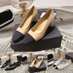 Sapatos femininos Designer Sapatos formais Chegamentos de choque alto Quadrado salto grossa 100% Couro de metal fivela de gabinete Ladre