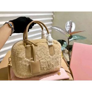 MUI MUI Handbang Fashion Miui Makeup Bag Designer Bag Plush Shoulder Bag Luxury Designer Rabbit Hair Handbag High Quality Wallet Zipper Box Packaging 528