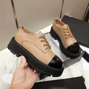 Sofãos femininos de couro de couro Spring and Autumn New Fashion Color Matching Dress Shoes Aumente sola de couro de sola grossa Brand Shoelaces Box Box Box