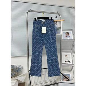 Женские джинсы Новый дизайн одежды 2023 года вымыл светло -голубые цветочные женщины с высокой талией стройной кнопкой для джинсовых брюк.