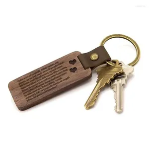 Chaves de chaves de madeira com vários pacotes em branco de couro em branco inacabado com cinta