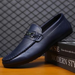 Scarpe casual in pelle uomini eleganti mocassini mocassini scivolosi su piatti da uomo maschio italiano