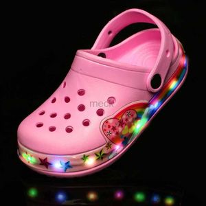 Sandały LED Flashing Chłopiec Dzieci Sandały Sandały Pierwsze Walker Childrens Buts In Summer Hollow Baby Beach Buty 240419