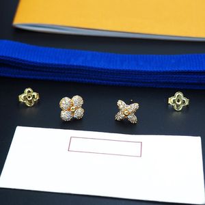 Flower Charm Letter v örhängen full diamant titan stål designer för kvinnor stud lyx juveler båge gåvor kvinna flicka guld grossist