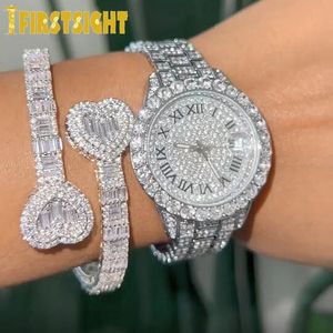 Iced Out Bling öppnade Heart Zircon Charm Armband Rectangle AAA CZ HEARTS Bangle For Men Women Hiphop Luxury Jewelry 240323