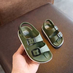 Sandaler barn sandaler Nya sommarpojkar Sandaler Flat Children Casual Beach Shoes Boys Soft Sole Anti Slip Baby Shoes Childrens Sport Shoe 240419