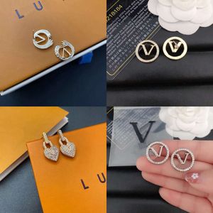 Geschenke New Love Diamond Designer Hochwertige charmante Frauen studieren Mode Golded Letter Hoop Ohrringe Klassische Designmarke Schmuck Schmuck