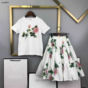 Popüler Kızlar Elbise Takım Bebek Takipleri Çocuk Tasarımcı Giysileri Boyutu 110-140 cm Klasik Baskı Yuvarlak Boyun T-Shirt ve Uzun Etek 24 Nişan