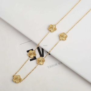 Hänghalsband 18k guld heta säljer nya design smycken halsband med fem bladblommor kvinnor plommon blommor rostfritt stål non blekande klöver 240419