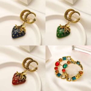 Gift Designer Blue Red Green Strawberries Gold Plated G Letter Women Stamp Pins Brooch Spring Vintage Jewelry Accessories Exquisite Design