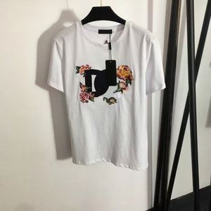 2024 Tasarımcılar T-Shirts Moda Tişörtleri Kadın Yeni Mektup Gömlek İşlemeli Çiçek Kısa Kollu T-Shirt Beyaz Siyah Bayanlar Üst Bluz Üstleri Üst Ye Aque Ceket Kız
