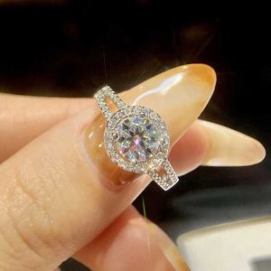 Solitaire Ring KNB Brilhante solitário Moissanite Diamond Round V Shape Halo Rings para mulheres Anel de casamento de luxo 925 Jóias de prata esterlina D240419