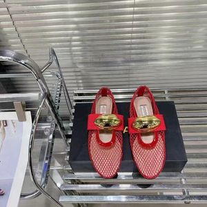 Designer Luxusschuhe Frauen Ballett Flats Mary Jane Maultiere ausgehöhlten Maschen Sandalen echte Lederschnalle Marke Slipper Rutsch rutschen Strass Niete Rot Designer Schuh