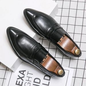 Casual skor brittiska affärer formella slitage bröllop loafers mäns gentleman läder slip-on klänning mode