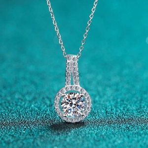 Pendant Necklaces Collarbone Necklace for Women White Gold 18K Korean Version Round Moissanite Diamond Pendant Wedding Fine Jewelry Gift 240419