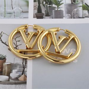 Designerörhängen guld 18K stora örhängen fashionabla och utsökta kvinnors gåvor mångsidiga örhängen med originallåda
