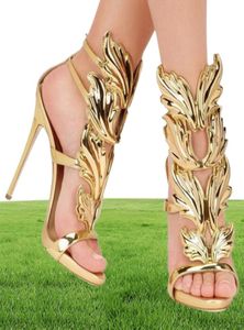 Kardashian lüks kadınlar zalim yaz pompaları cilalı altın metal yaprağı kanatlı sandaletler yüksek topuklu ayakkabılar ile kutu3202119