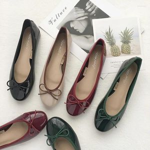 Scarpe casual primaverili a bowtie palette da balletto da donna rotonde tono in pelle japanned gallerina corde di fiocchi di mocasine slip su mocassini