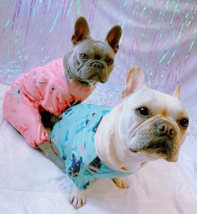 工場のペット秋と冬の底の犬の服の弾力性のある四本足の服ペットの服は、ベストファッションブランドに目を閉じています