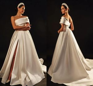 Jedno ramię satyna z kości słoniowej sukienki ślubne seksowne uda podzielone proste boho ślubne suknie ślubne długie dwór