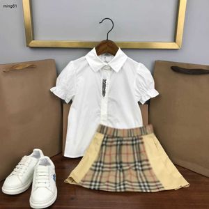 Marka Kızlar Elbise Takım Bebek Trailtsits Çocuk Tasarımcı Giysileri Beden 100-160 cm Kısa Kollu Gömlek ve Patchwork Tasarım Etek 24 Nakara