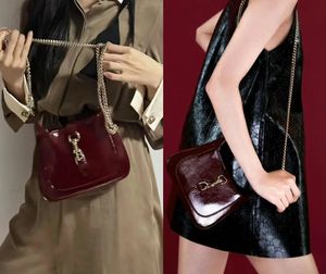 2024 Kvinnor Fashion Bag Röd svart kvalitet Lyxiga axelväskor Bourgogne Black Cross Body Metal Lock Patent Läder Suede Chain Strap Plånbok Handväska med låda