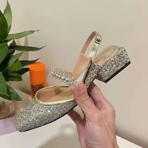 Schuhe Hausschuhe j Strass baotou Sandalen ein quadratischer Köpfe Frauen Freizeit vielseitiger hinterer leerer flacher Mund