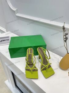 Lyxdesigner kvinnors högklackade sandaler tofflor läder sandaler parti bröllopskor 35-42