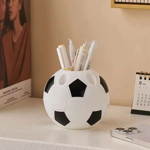 2024 Soccer Shape Tool Supplies Pen Pencil Holder Football Shape Tandborste Holder Desktop Rack Table Hemdekoration Studentgåvor Säker, säker,