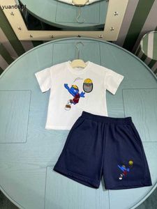Populära babybanor pojkar kort ärmdräkt barn designer kläder storlek 100-160 cm basket sportmönster t-shirt och shorts 24 aprril