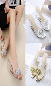 Hausschuhe Hochwertige transparente Persspex Frauen Keile sexy Peep Zehenheels Sandalen Süße Gold Silber String Perlen Mädchen Mules14594286