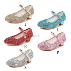 Сандалии Детские девочки с высоким каблуком в стиле принцессы Симпатичные простые цветочные туфли полные танцевальные туфли с блестками 240419