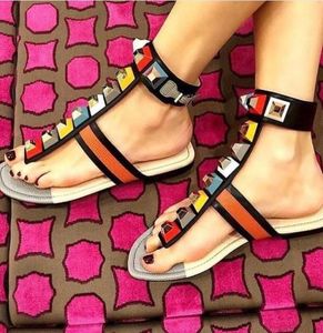 2017 Nuovo colore arcobaleno Rhinestone Summer Flat Shoes Simple Women Gladiator Sandals Designer Rivets Sandals Summer Flipfops Shoes2176720