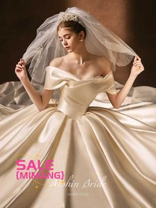 Designer Satin Wedding Dress 2024 Ny Heavy Industry One Shoulder Utgående klänning Sweep-Train Simple Vintage