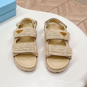 Sandálias de designer de plataforma de palha sandálias de tecido de tecido de rafia trançada com luxo de triângulo para mulheres férias sandal bege preto branco sh045