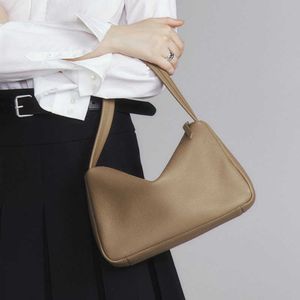 Bag Womens 2024 İlkbahar/Yaz Tote Elde Taşına Taşıyan Bir Omuz Başlık Katmanı Cowhide Fransız Under Emberi Deri