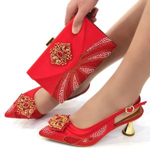 Sandalen 2022 Nigerianische modische Midheel -Schuhe beliebte Design Spitzdamen Schuhe und Taschen rote Hochzeitsfeierschuhe mit Tasche