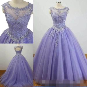 2024 abiti da quinceanera Lilac in rilievo in pizzo in rilievo Applique Scoop Sheer Neck Tulle Sweet 16 Princess Pageant Ball Abito da ballo personalizzato fatto personalizzato