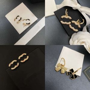 Штамп с дизайнерскими ушами высококачественные женские серьги для женщин с золотыми буквами Серьги для обручи классические дизайнерские бренды ювелирные кольца кольца