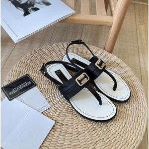 Designer sandalskor kvinna designer platt botten strand flip flops kvinnor rum utomhus läder tofflor sexiga sandaler